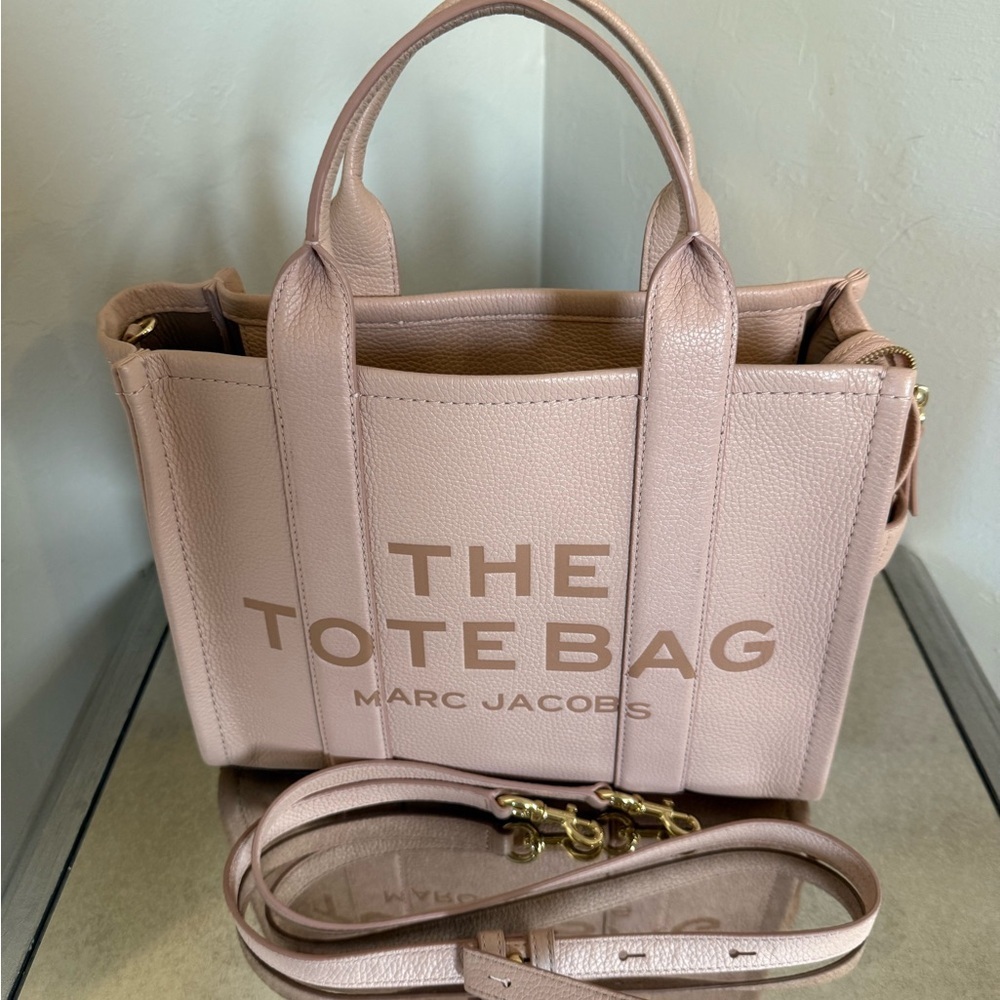 Auth Marc Jacobs Women's
The Leather Medium Tote In Rose - Picture 6 of 10